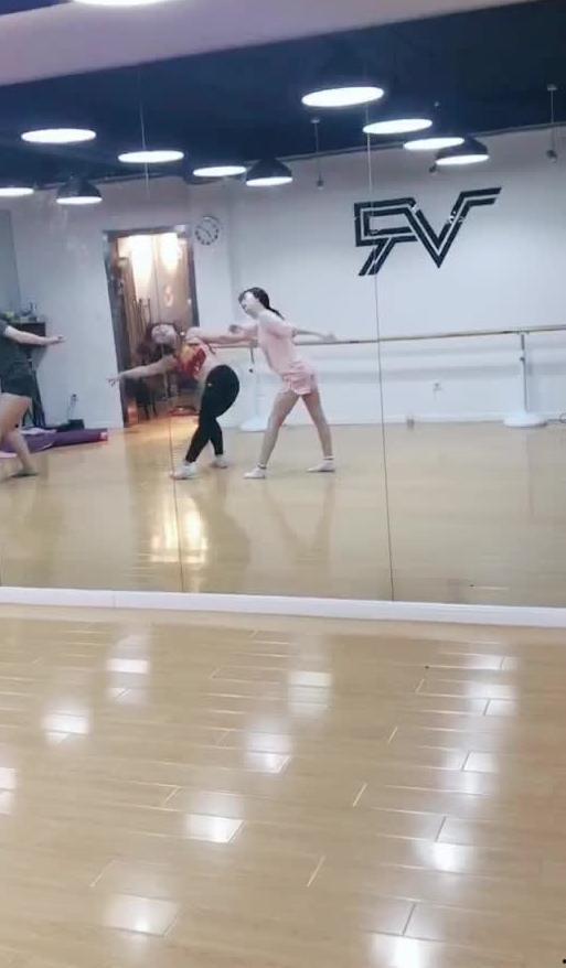 吃瓜使者的舞蹈,动感节奏下的潮流演绎