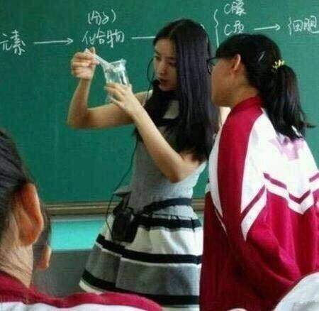 中国年轻老师吃瓜