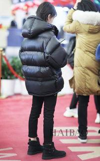 明星黑色羽绒服街拍,明星黑色羽绒服街拍潮流解析