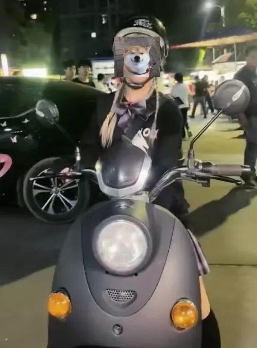 网红开的电动车,时尚出行新潮流